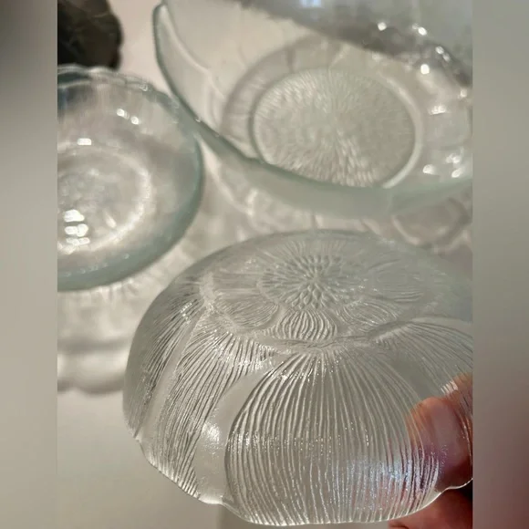 4 Arcoroc Fleur bowls/dishes. 5.75” - Picture 11 of 16